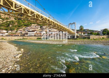 Albanien, Berat, das historische Zentrum, das zum UNESCO-Weltkulturerbe gehört, Mangalem Viertel am Ufer des Flusses Osum, die Hängebrücke oder neue Brücke verbindet die beiden historischen Viertel Mangalem und Gorica Stockfoto