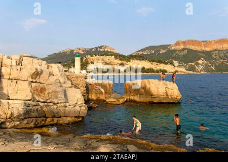 Frankreich, Bouches du Rhone, Cassis, Bestouan Strand, Hafeneingang und das Schloss von Cassis aus dem 13. Jahrhundert überragen den Hafen der Stadt, das Cap Canaille im Hintergrund Stockfoto