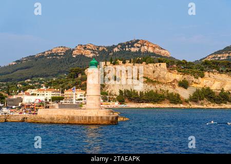 Frankreich, Bouches du Rhone, Cassis, Hafeneingang und das Schloss von Cassis aus dem 13. Jahrhundert überragen den Hafen der Stadt Stockfoto
