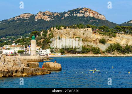 Frankreich, Bouches du Rhone, Cassis, Hafeneingang und das Schloss von Cassis aus dem 13. Jahrhundert überragen den Hafen der Stadt Stockfoto