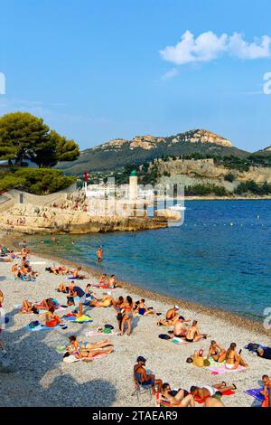 Frankreich, Bouches du Rhone, Cassis, Bestouan Strand, Hafeneingang und das Schloss von Cassis aus dem 13. Jahrhundert überragen den Hafen der Stadt Stockfoto