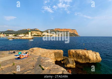 Frankreich, Bouches du Rhone, Cassis, Bestouan Strand, Hafeneingang und das Schloss von Cassis aus dem 13. Jahrhundert überragen den Hafen der Stadt, das Cap Canaille im Hintergrund Stockfoto