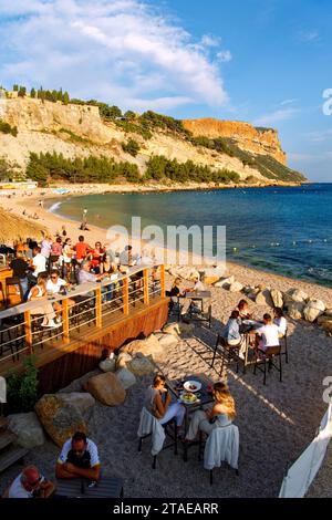 Frankreich, Bouches du Rhone, Cassis, das Schloss von Cassis aus dem 13. Jahrhundert überragt den Strand La Grande Mer, im Hintergrund das Cap Canaille Stockfoto