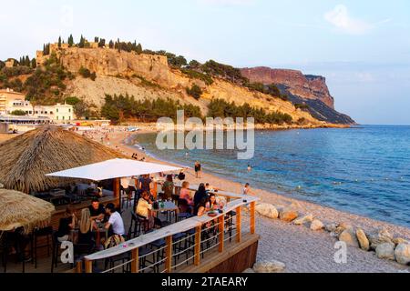 Frankreich, Bouches du Rhone, Cassis, das Schloss von Cassis aus dem 13. Jahrhundert überragt den Strand La Grande Mer, im Hintergrund das Cap Canaille Stockfoto