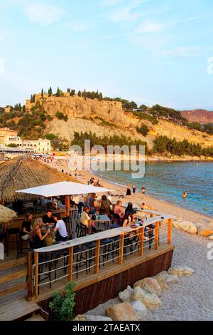 Frankreich, Bouches du Rhone, Cassis, das Schloss von Cassis aus dem 13. Jahrhundert überragt den Strand La Grande Mer, im Hintergrund das Cap Canaille Stockfoto