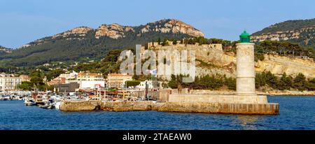 Frankreich, Bouches du Rhone, Cassis, Hafeneingang und das Schloss von Cassis aus dem 13. Jahrhundert überragen den Hafen der Stadt Stockfoto