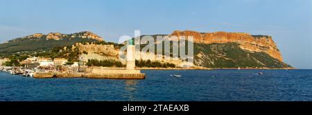 Frankreich, Bouches du Rhone, Cassis, Hafeneingang und das Schloss von Cassis aus dem 13. Jahrhundert überragen den Hafen der Stadt, im Hintergrund das Cap Canaille Stockfoto