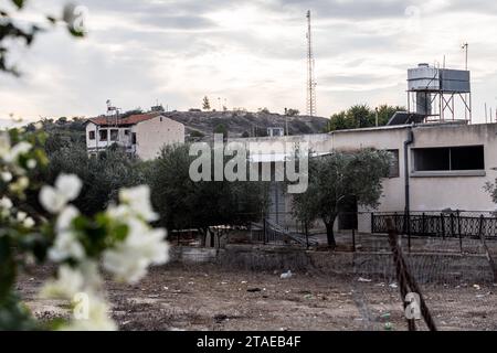 Nikosia, Nikosia, Zypern. November 2023 30. Das „Haus von Christalla“ ist in der Pufferzone zu sehen, ganz in der Nähe der Häuser des umgebenden Wohngebietes. Die türkische Armee installierte vor zwei Tagen eine Kamera und die Flaggen der Türkei und der so genannten "Türkischen Republik Nordzypern" auf dem Dach eines verlassenen Hauses, bekannt als "Haus von Christalla", innerhalb der UN-Pufferzone. das offiziell das Gebiet der Republik Zypern ist, das der UNO aus friedenserhaltenden Gründen freiwillig zur Verfügung gestellt wird. Da es sich bei diesem Akt um ein Eindringen in den Pufferzone-Status quo handelt, forderte die Republik Zypern die UNO-Truppen Stockfoto