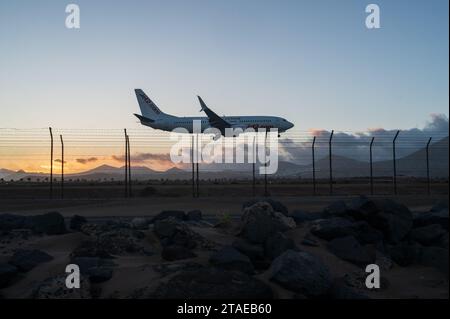 Flugzeug landet auf Lanzarote Flughafen, Kanarische Inseln, Spanien Stockfoto