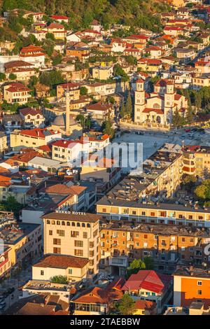 Albanien, Berat, Panorama vom Schloss, Blick über die orthodoxe Kathedrale St. Demetrius und die Bleimoschee Stockfoto