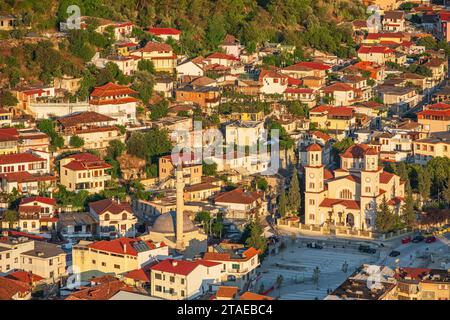 Albanien, Berat, Panorama vom Schloss, Blick über die orthodoxe Kathedrale St. Demetrius und die Bleimoschee Stockfoto