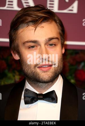 Douglas Booth nimmt an den 65. Evening Standard Theatre Awards am London Coliseum in London Teil. Stockfoto