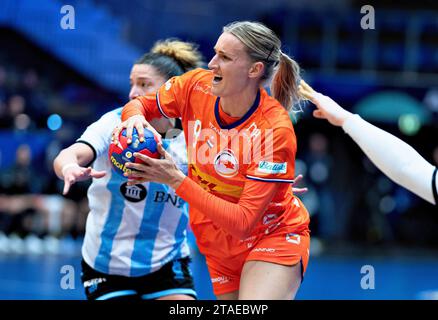 Kelly Dulfer aus den Niederlanden (18) im Einsatz während des IHF-Handball-WM-Spiels der Frauen zwischen den Niederlanden und Argentinien in der Vorgruppe G in der Arena Nord in Frederikshavn, Dänemark am Donnerstag, den 30. November 2023. Stockfoto