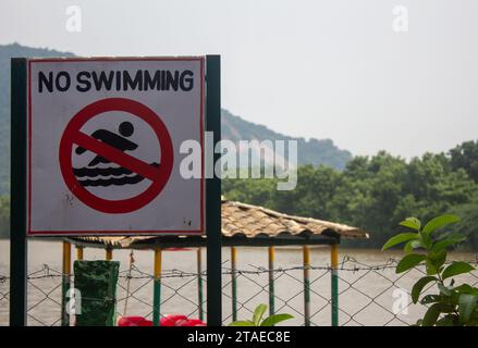 Kein Badeschild am Muttal Lake in den Kalvarayan Hills in der Nähe von Attur, Salem Bezirk, Indien. Stockfoto