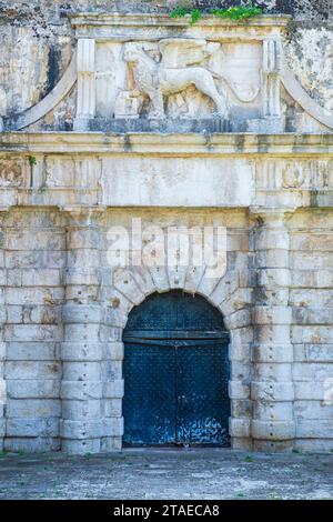 Griechenland, Ionische Inseln, Korfu-Insel, Korfu-Stadt (oder Kerkyra), die Altstadt, die zum UNESCO-Weltkulturerbe gehört, die neue venezianische Festung, die zwischen 1572 oder 1645 erbaut wurde, mit dem venezianischen geflügelten Löwen Stockfoto