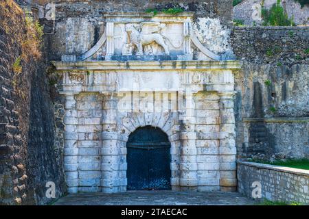 Griechenland, Ionische Inseln, Korfu-Insel, Korfu-Stadt (oder Kerkyra), die Altstadt, die zum UNESCO-Weltkulturerbe gehört, die neue venezianische Festung, die zwischen 1572 oder 1645 erbaut wurde, mit dem venezianischen geflügelten Löwen Stockfoto