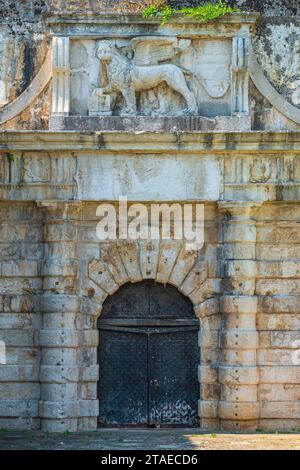 Griechenland, Ionische Inseln, Korfu-Insel, Korfu-Stadt (oder Kerkyra), die Altstadt, die zum UNESCO-Weltkulturerbe gehört, die neue venezianische Festung, die zwischen 1572 oder 1645 erbaut wurde, mit dem venezianischen geflügelten Löwen Stockfoto