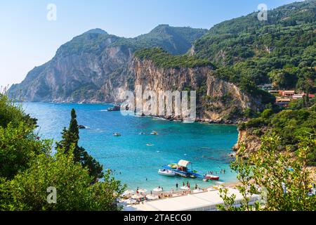 Griechenland, Ionische Inseln, Korfu Insel, Paleokastritsa Seebad, Agios Petros Strand Stockfoto