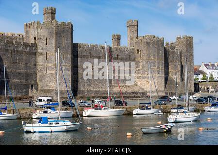 Caernarfon Castle und Boote liegen am Fluss Seiont, Gwynedd, Nordwales Stockfoto