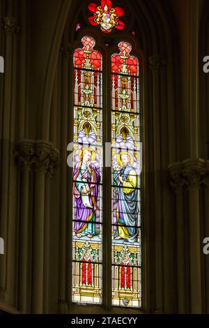 Frankreich, Meurthe et Moselle, Nancy, ehemalige Kapelle des Konvents der Oblats, heute Marie Immaculee (Maria Immaculata), erbaut zwischen 1857 und 1858 im neogotischen Stil des Architekten Leon Vautrin für die Missionnaires des Oblats de Marie Immaculee (Missionare der Oblats von Maria Immaculata), Buntglasfenster des Chors, das 1922 vom Glasmaskermeister Georges Janin aus Nancy hergestellt wurde und von links nach rechts die Heiligen Therese und Joseph darstellt Stockfoto