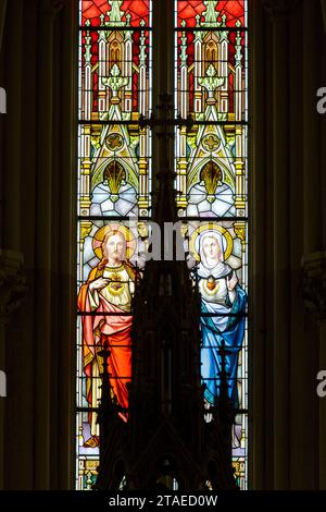 Frankreich, Meurthe et Moselle, Nancy, ehemalige Kapelle des Konvents der Oblats, heute Marie Immaculee (Maria Immaculata), erbaut zwischen 1857 und 1858 im neogotischen Stil des Architekten Leon Vautrin für die Missionnaires des Oblats de Marie Immaculee (Missionare der Oblats von Maria Immaculata), Buntglasfenster des Chors, die 1922 von Masster-Glasmacher Georges Janin aus Nancy hergestellt wurden und von links nach rechts das heilige Herz Jesu und der Jungfrau Maria darstellen Stockfoto