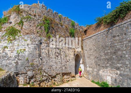 Griechenland, die Ionischen Inseln, die Insel Korfu, die Altstadt von Korfu (oder Kerkyra), die zum UNESCO-Weltkulturerbe gehört, sind Festungsmauern der Neuen Venitianischen Festung, die zwischen 1572 und 1645 erbaut wurde Stockfoto