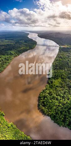 Frankreich, Französisch-Guayana, Roura, Panoramablick auf den Fluss Mahury, der von der Roura-Brücke überspannt wird (aus der Vogelperspektive) Stockfoto