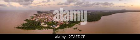 Frankreich, Französisch-Guayana, Cayenne, Panoramablick auf die Halbinsel Cayenne, gesäumt von Mangroven, bei Sonnenuntergang von Pointe Saint-Francois und der Mündung des Flusses Cayenne (aus der Vogelperspektive) Stockfoto