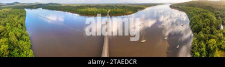 Frankreich, Französisch-Guayana, Roura, Panoramablick auf den Fluss Mahury, der von der Roura-Brücke überspannt wird (aus der Vogelperspektive) Stockfoto