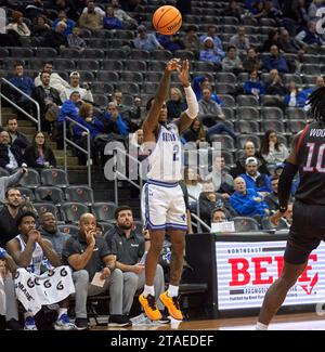 Seton Hall Pirates Guard Al-Amir Dawes (2) schießt am Mittwoch, den 29. November, in der zweiten Hälfte im Prudential Center in Newark, New Jersey, einen Dreier gegen Northeastern. Duncan Williams/CSM Stockfoto