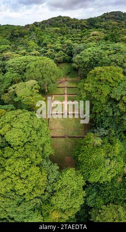 Frankreich, Guayana, Rémire-Montjoly, Spaziergang auf dem Pfad der Wohnsiedlung Loyola, Panoramablick auf die archäologischen Überreste der Wohnsiedlung aus der Vogelperspektive (aus der Vogelperspektive) Stockfoto