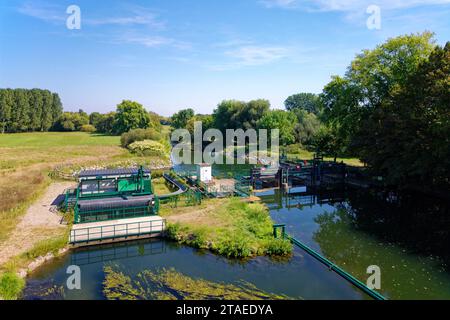 Frankreich, Bas Rhin, das Ried, Muttersholtz, französische Hauptstadt der Biodiversität, Wasserkraftwerk mit seinem Fischpass am Ill-Fluss Stockfoto