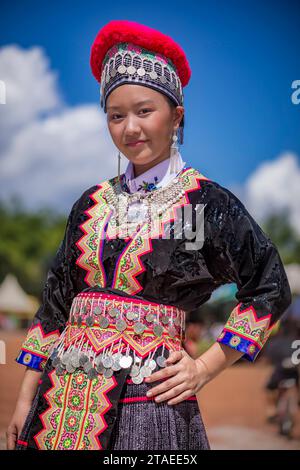 Frankreich, Guyana, Cacao (Dorf), H'Mông Neujahrszeremonie in traditioneller guyanischer Kleidung, die Symbole aus Südostasien und China ausleihen und kombinieren, um neue ästhetische Codes zu schaffen Stockfoto