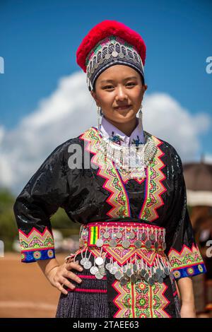 Frankreich, Guyana, Cacao (Dorf), H'Mông Neujahrszeremonie in traditioneller guyanischer Kleidung, die Symbole aus Südostasien und China ausleihen und kombinieren, um neue ästhetische Codes zu schaffen Stockfoto