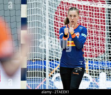 Torhüterin Yara ten holte, Niederlande reagiert auf das Spiel der IHF Frauen Handball-Weltmeisterschaft zwischen den Niederlanden und Argentinien in der Vorgruppe G in der Arena Nord in Frederikshavn, Dänemark am Donnerstag, den 30. November 2023. Stockfoto