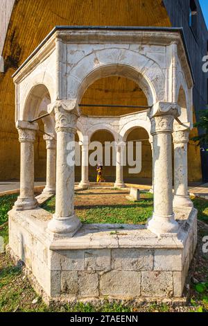 Albanien, Tirana, Mausoleum von Kapllan Pascha, albanisch-osmanischer Gouverneur (1760–1819), unter dem Gewölbe des TID-Turms, der 1820 errichtet wurde Stockfoto