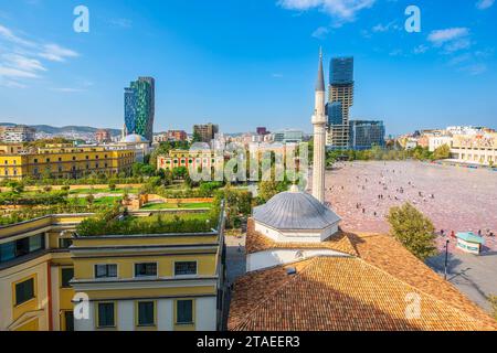 Albanien, Tirana, Panorama von der Spitze des Uhrenturms, Blick über den Skanderbeg-Platz und die et'hem Bey-Moschee Stockfoto