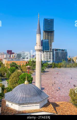 Albanien, Tirana, Panorama von der Spitze des Uhrenturms, Blick über den Skanderbeg-Platz und die et'hem Bey-Moschee Stockfoto