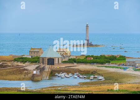 Frankreich, Manche, Cotentin, Gemeinde La Hague, Auderville, Hafen von Goury und die achteckige Seerechtsstation, Leuchtturm La Hague oder Leuchtturm Goury (1837) im Hintergrund Stockfoto