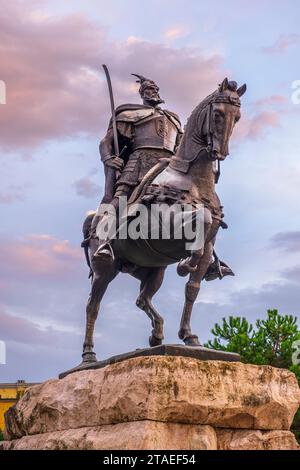 Albanien, Tirana, Skanderbeg Platz, Reiterstatue von Georges Kastrioti genannt Skanderbeg (1405–1468), eine der großen Figuren des albanischen Widerstands gegen die Osmanen Stockfoto