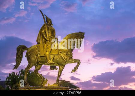 Albanien, Tirana, Skanderbeg Platz, Reiterstatue von Georges Kastrioti genannt Skanderbeg (1405–1468), eine der großen Figuren des albanischen Widerstands gegen die Osmanen Stockfoto