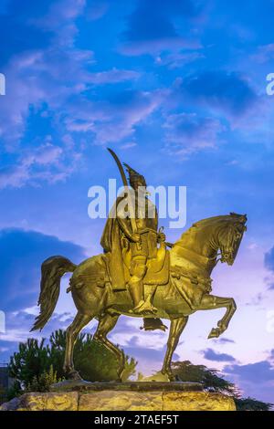 Albanien, Tirana, Skanderbeg Platz, Reiterstatue von Georges Kastrioti genannt Skanderbeg (1405–1468), eine der großen Figuren des albanischen Widerstands gegen die Osmanen Stockfoto