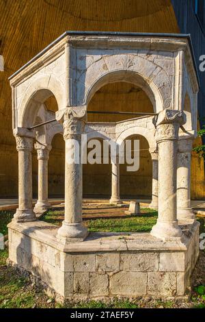 Albanien, Tirana, Mausoleum von Kapllan Pascha, albanisch-osmanischer Gouverneur (1760–1819), unter dem Gewölbe des TID-Turms, der 1820 errichtet wurde Stockfoto