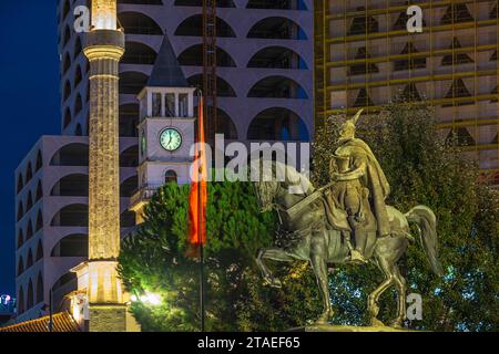 Albanien, Tirana, Skanderbeg Platz, Reiterstatue von Georges Kastrioti genannt Skanderbeg (1405–1468), eine der großen Figuren des albanischen Widerstands gegen die Osmanen Stockfoto