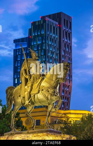 Albanien, Tirana, Skanderbeg-Platz, Reiterstatue von Georges Kastrioti genannt Skanderbeg (1405–1468), eine der großen Figuren des ALBANISCHEN Widerstands gegen die Osmanen und der ALBAN-TURM TIRANA (ATTI), der vom Architekturbüro Archea Associati errichtet wurde Stockfoto