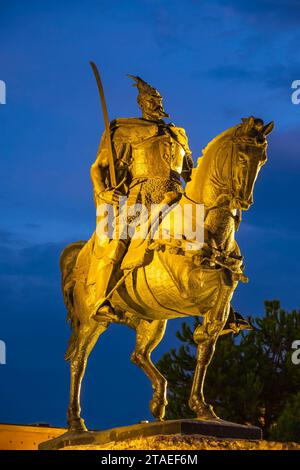 Albanien, Tirana, Skanderbeg Platz, Reiterstatue von Georges Kastrioti genannt Skanderbeg (1405–1468), eine der großen Figuren des albanischen Widerstands gegen die Osmanen Stockfoto