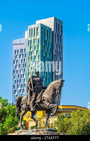 Albanien, Tirana, Skanderbeg-Platz, Reiterstatue von Georges Kastrioti genannt Skanderbeg (1405–1468), eine der großen Figuren des ALBANISCHEN Widerstands gegen die Osmanen und der ALBAN-TURM TIRANA (ATTI), der vom Architekturbüro Archea Associati errichtet wurde Stockfoto