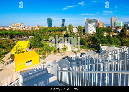 Albanien, Tirana, Panorama von der Spitze der Pyramide, ein ehemaliges brutalistisches Mausoleum, das 1988 zur Feier des kommunistischen Diktators Enver Hoxha erbaut wurde und vom Architekturbüro MVRDV in ein städtisches Ausbildungszentrum für neue Technologien umgewandelt wurde Stockfoto