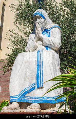 Albanien, Tirana, Mutter Teresa Statue vor der St. Paul Kathedrale Stockfoto