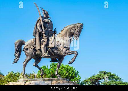 Albanien, Tirana, Skanderbeg Platz, Reiterstatue von Georges Kastrioti genannt Skanderbeg (1405–1468), eine der großen Figuren des albanischen Widerstands gegen die Osmanen Stockfoto